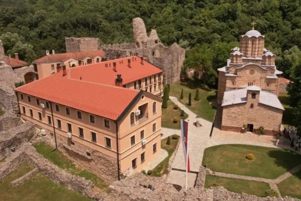 Danas pravoslavni vernici proslavljavu jedan od najvećih praznika, Vidovdan, a širom Srbije nalaze se sveta mesta posvećana baš ovom velikom prazniku i samom knezu Lazaru. 