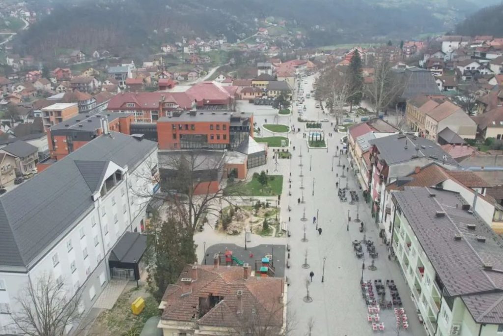 Bajina Bašta – Zbog sve više automobila na ulicama i opština Bajina Bašta ima problem nedostatka parking mest, naročito tokom trajanja letnje turističke sezone.