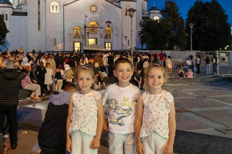 Čudotvornom pojasu Presvete Bogorodice do sada se poklonilo preko pola miliona ljudi, a među njima je i Marija Đukić, majka koja je sa troje dece čekala 11 sati da celiva Pojas Presvete Bogorodice. 