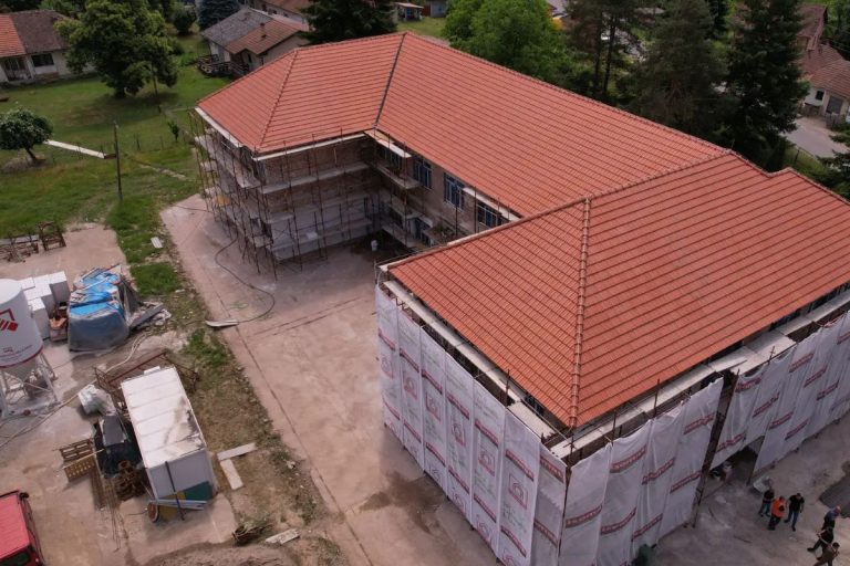 Najbolji dokaz da srpska sela i te kako žive i to zahvaljujući vrednim ljudima koji se odlučuju da ostanu na svojoj dedovini jesu pune seoske škole.