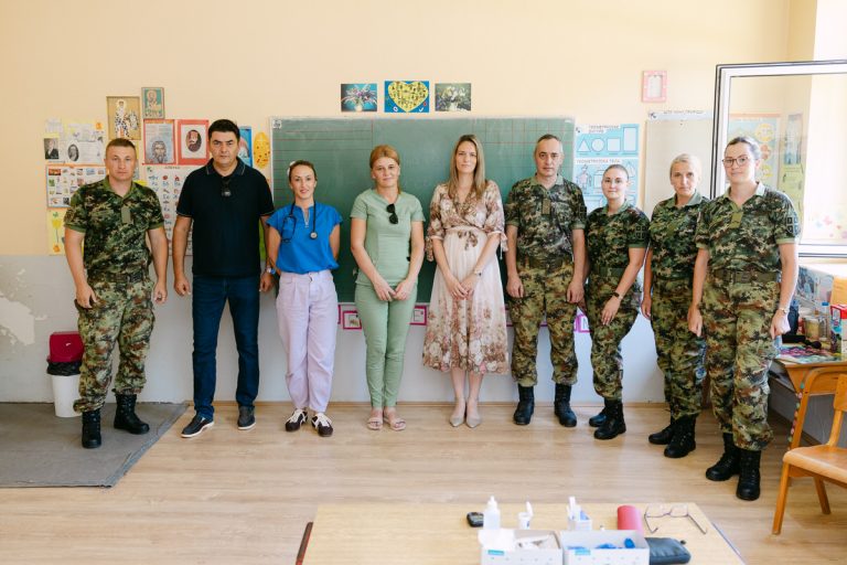 U selu Gračanica danas je sprovedena akcija „Vojni lekar na selu”, koju je organizovala Prva brigada kopnene vojske, uz podršku Opštine Ljubovija i u saradnji sa Domom zdravlja Ljubovija, Crvenim krstom Ljubovija i Centrom za socijalni rad Ljubovija.