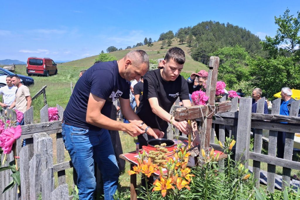 U zlatiborskom selu Jablanica i ove godine održan je stari običaj krstonoša, koji meštani čuvaju od zaborava i prenose sa generacije na generaciju.