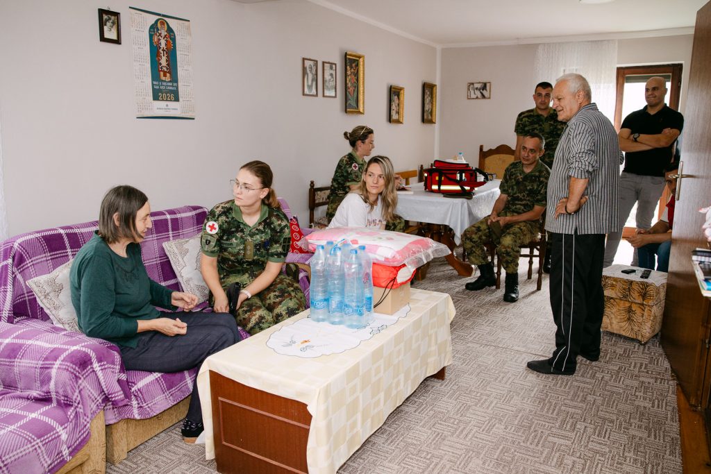 Akcija „Vojni lekar na selu” nastavljena je danas u Uzovnici, gde su lekari obišli šest adresa na kojima žive slabopokretne i starije osobe. Najpre je posećeno naselje Kolonija u Uzovnici, gde su lekari obišli tri osobe, nakon čega su posete i pregledi nastavljeni u još tri domaćinstva na području Uzovnice.
