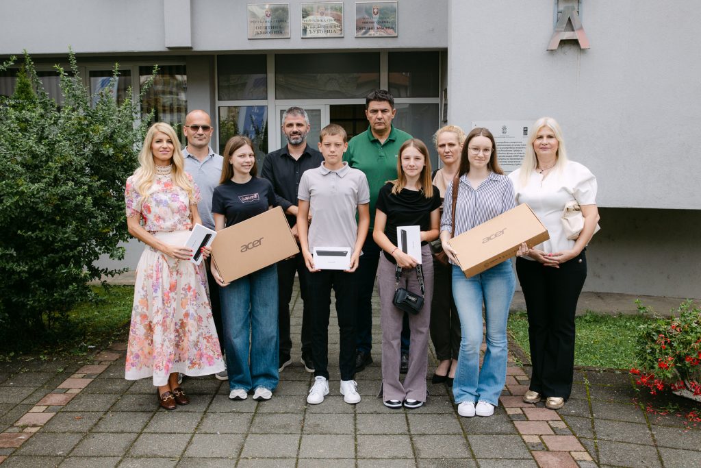 U Opštini Ljubovija i ove godine upriličen je tradicionalni prijem za najuspešnije učenike Osnovne škole „Petar Vragolić” i Srednje škole „Vuk Karadžić”.