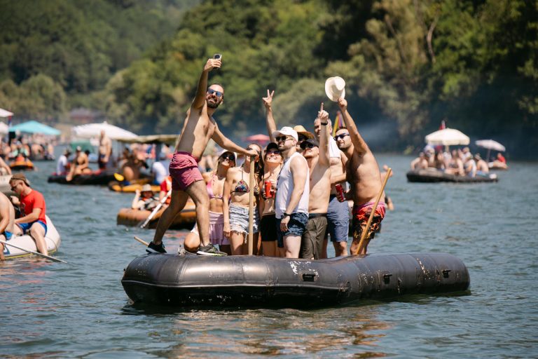 Dvadeset šesta Drinska regata u Ljuboviji još jednom je potvrdila status jedne od najvećih i najposećenijih turističkih manifestacija u regionu.