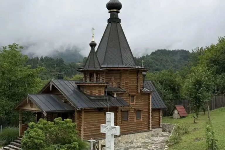 Manastir Svetih carstvenih mučenika Romanovih, jedinstvena pravoslavna svetinja posvećena poslednjoj ruskoj carskoj porodici, sutra će svečano proslaviti svoju hramovnu slavu.