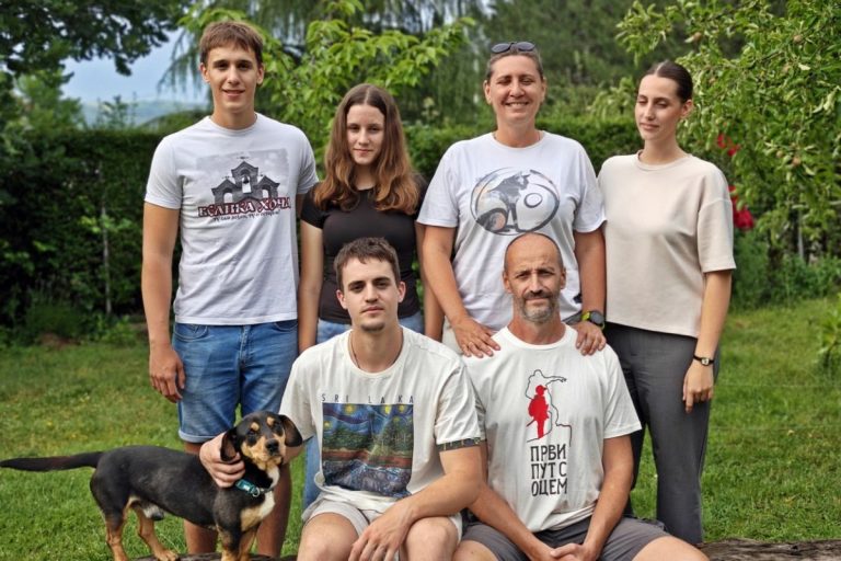 U vremenu kada su telefoni, video-igrice i užurban način života sve prisutniji u svakodnevici porodica, jedna beogradska porodica pokrenula je projekat koji za cilj ima da roditelje i decu ponovo približi kroz zajedničko vreme provedeno u prirodi.