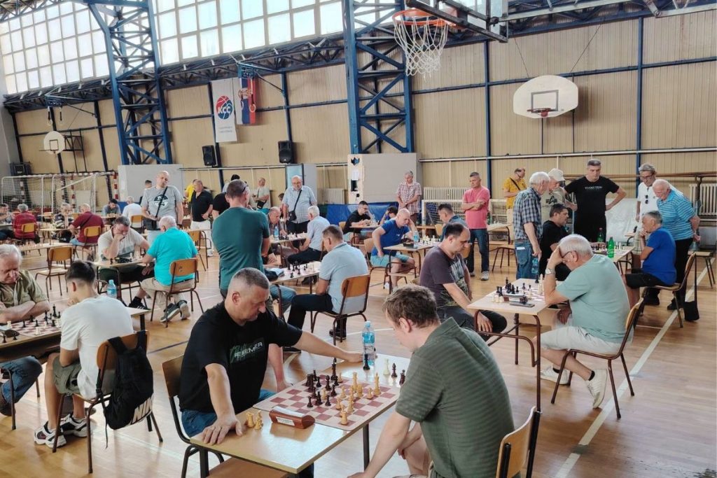 U organizaciji Šahovskog kluba „Drina“, uz podršku Sportskog saveza opštine Ljubovija, u nedelju, 5. jula 2026. godine, u hali Srednje škole „Vuk Karadžić“ održan je šahovski turnir povodom manifestacije „Dani Drinske regate“.