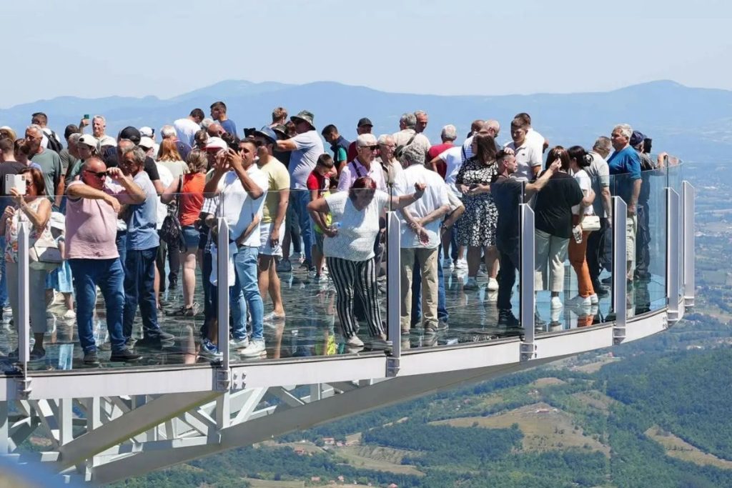 Čačak – Dugočekivani stakleni vidikovac na vrhu Kablara, danas je svečano otvoren, a ceromoniji je prisustvovao i predsednik Srbije, Aleksandar Vučić koji je i lično obišao kako ga je nazvao „to stakleno čudo“. Pošto je bilo dosta spekulacija kada je u pitanju bezbednost samog vidikovca, predsednik je naglasio da je ovaj na Kablaru testiran na 132 tone idržljivosti.
