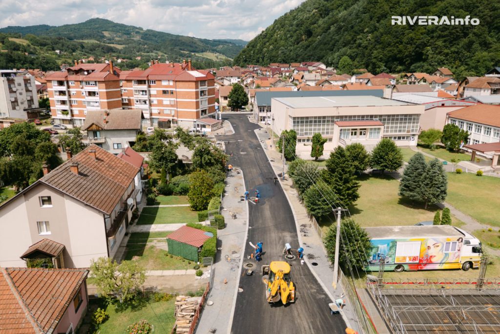 U Drinskoj ulici u Ljuboviji danas je završeno postavljanje drugog sloja asfalta, čime je jedna od najvažnijih faza rekonstrukcije ove saobraćajnice privedena kraju.