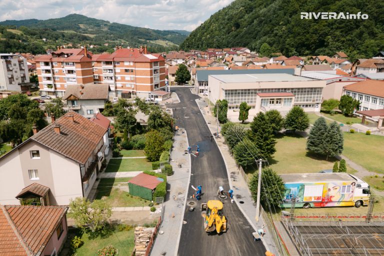 U Drinskoj ulici u Ljuboviji danas je završeno postavljanje drugog sloja asfalta, čime je jedna od najvažnijih faza rekonstrukcije ove saobraćajnice privedena kraju.