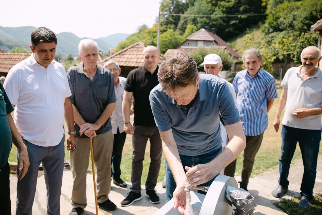 Ministar Darko Glišić tokom posete Gračanici i razgovora sa meštanima o značaju vodovoda.