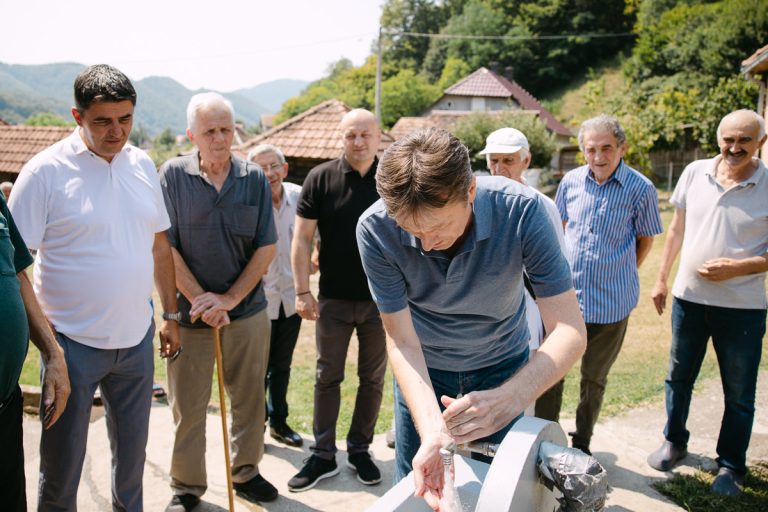 Ministar Darko Glišić tokom posete Gračanici i razgovora sa meštanima o značaju vodovoda.