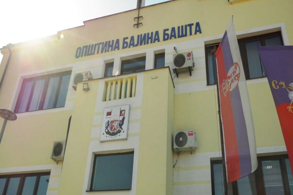 Roditeljima sa teritorije opštine Bajina Bašta čija deca ove godine prvi put sedaju u školske klupe počela je isplata jednokratne novčane pomoći od po 10.000 dinara.