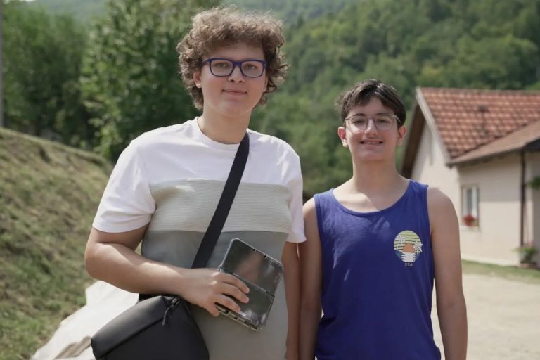 Nekoliko stotina meštana ovde je ostalo da živi i radi i bave se poljoprivredom.