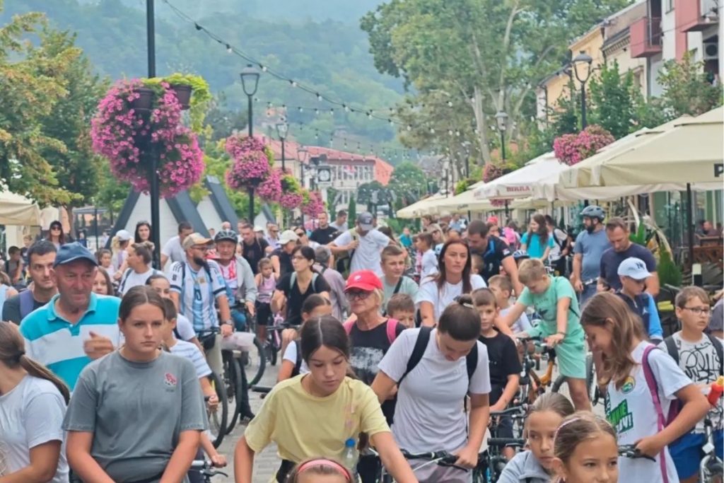 Bajina Bašta – Spoj vožnje, boravka u prirodi i očuvanja srpskog pisma obeležio je Petu Ćiriličnu biciklijadu, koja je danas okupila brojne učesnike u Bajinoj Bašti. Biciklistička ruta povezala je Park ćirilice, Manastir Raču i Muzej ćirilice, tri mesta od velikog kulturnog i istorijskog značaja za ovaj kraj.