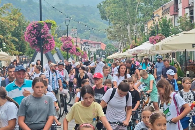 Bajina Bašta – Spoj vožnje, boravka u prirodi i očuvanja srpskog pisma obeležio je Petu Ćiriličnu biciklijadu, koja je danas okupila brojne učesnike u Bajinoj Bašti. Biciklistička ruta povezala je Park ćirilice, Manastir Raču i Muzej ćirilice, tri mesta od velikog kulturnog i istorijskog značaja za ovaj kraj.