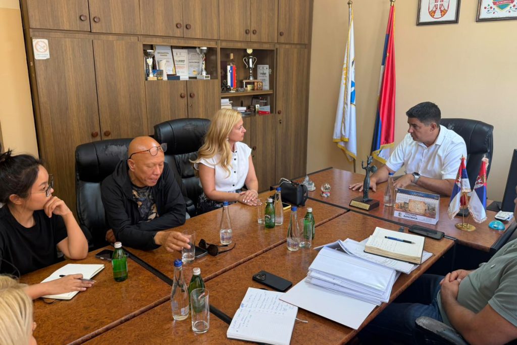 Kineski investitor na sastanku u Opštini Ljubovija povodom planiranog otvaranja fabrike.