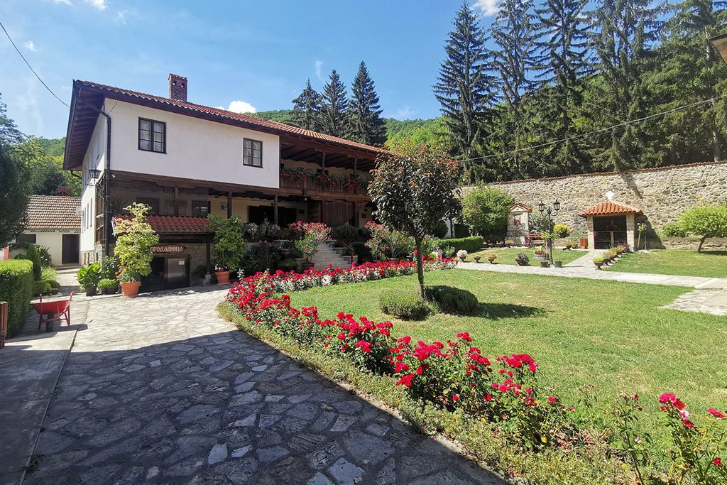 manastir draca geografski centar srbije 02