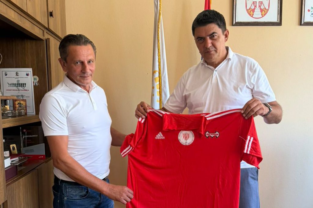 Milan Jovanović i predsednik FK „Drina“ Miroslav Jakovljević nakon susreta u Opštini Ljubovija.