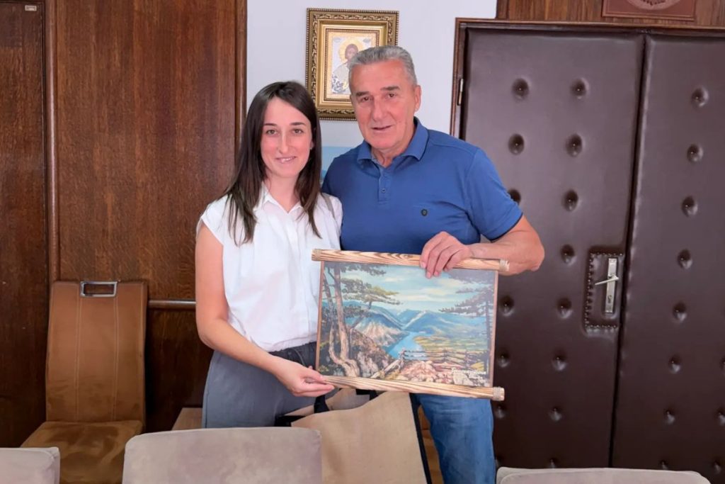 Bajina Bašta - Mlada majka iz Bajine Bašte Ivana Marinković ostvarila je pravo na državnu subvenciju za kupovinu prve nekretnine po osnovu rođenja deteta, a tim povodom primio ju je predsednik opštine Milenko Ordagić, saopštila je Opština Bajina Bašta.