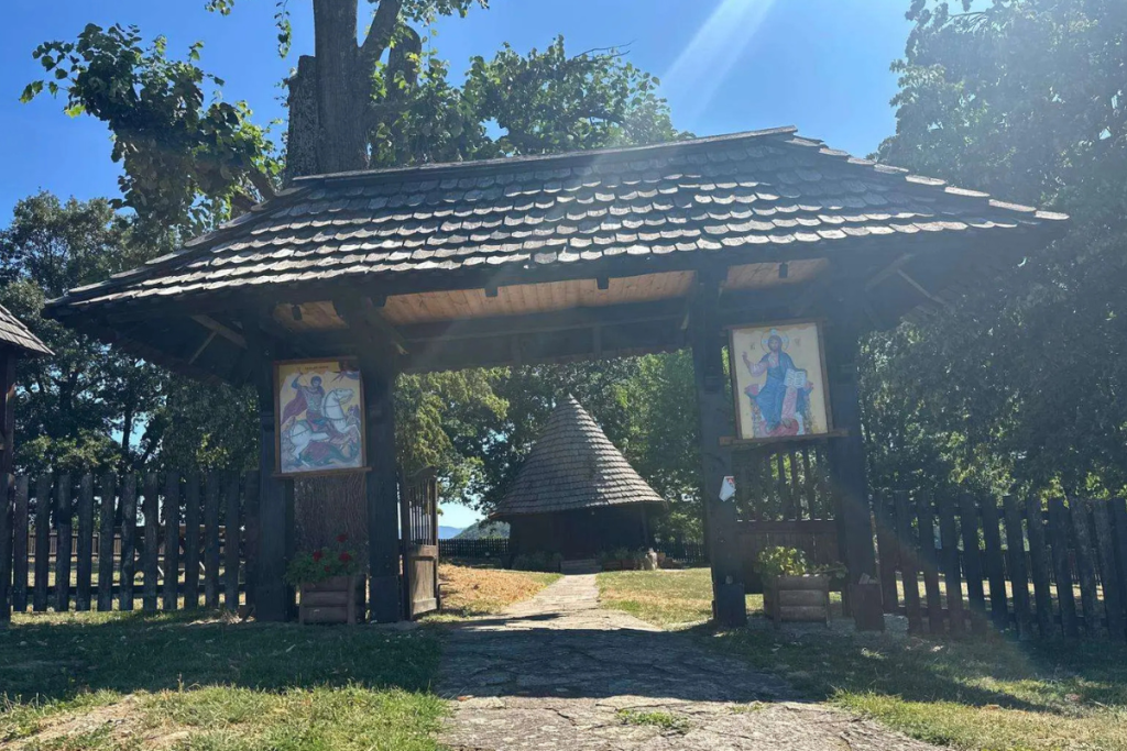 Crkva brvnara posvećena Svetom Đorđu u Takovu osim što je dragocena svetinja rudničko-takovskog kraja,  ona je i mesto koje je ostalo upisano u istoriju moderne Srbije. I upravo ispred ove crkve odigrali su se događaji koji su promenili tok srpske istorije.