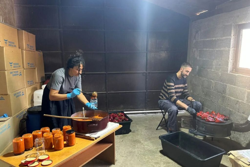Čačak - Jesen podno Vujna, u selu Prislonica, miriše na pečene paprike, domaći ajvar i detinjstvo. 