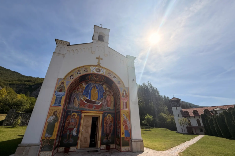 Tamo gde se planinski masivi prelamaju u oštre klisure, a smaragdna reka Rzav vekovima dubi svoj put kroz stene, smestio se Manastir Dobrun. 