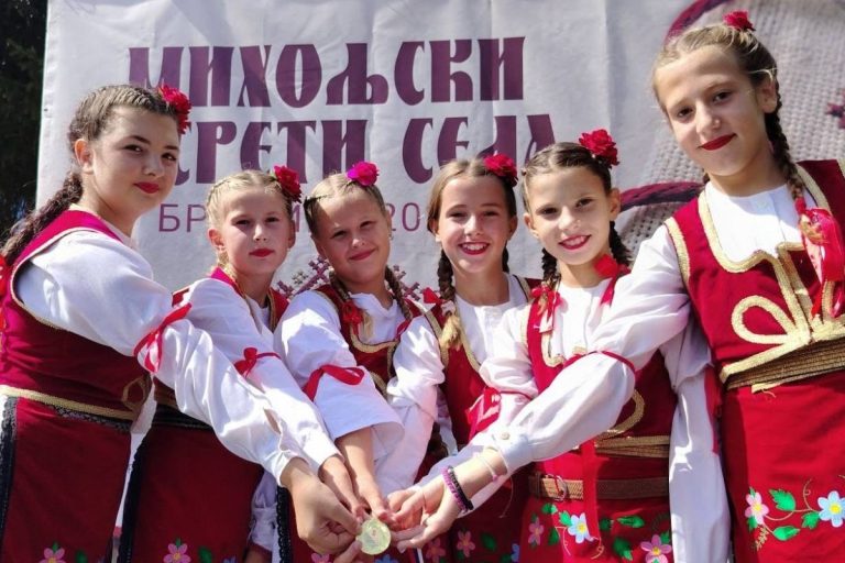 Tradicionalna manifestacija „Miholjski susreti 2026.“ održana je u Brštici, na prostoru Osnovne škole „Borivoje Ž. Milojević“ Krupanj, odeljenje Brštica, okupivši meštane i posetioce svih generacija.