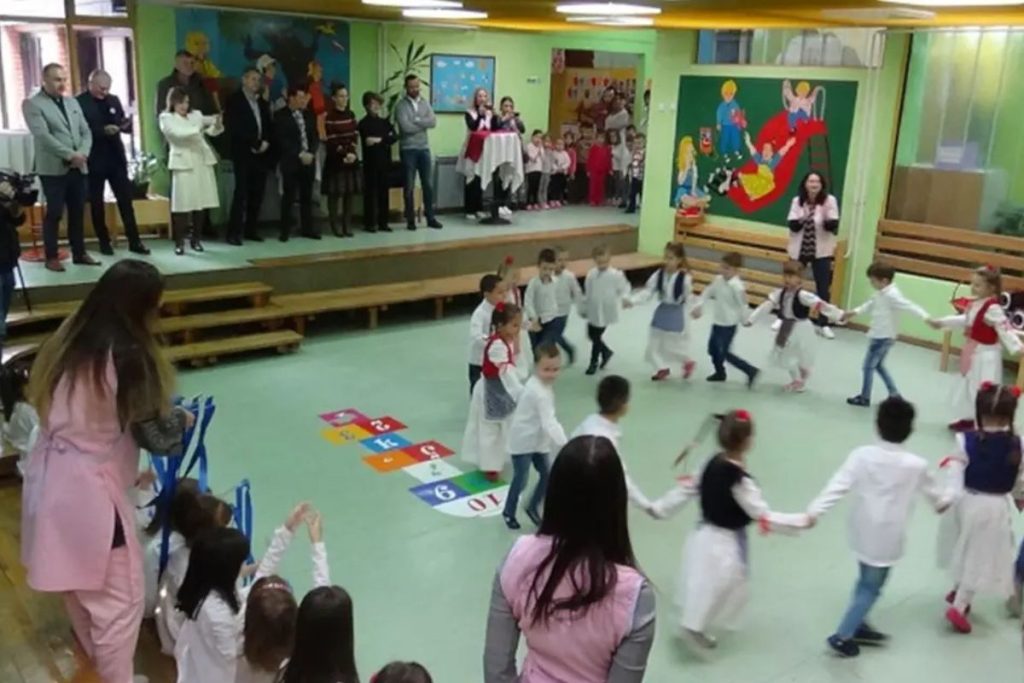 Grad Čačak nastavlja sa odgovornim i kontinuiranim sprovođenjem mera podrške porodicama sa decom kroz sufinansiranje boravka u privatnim predškolskim ustanovama, vrtićima.