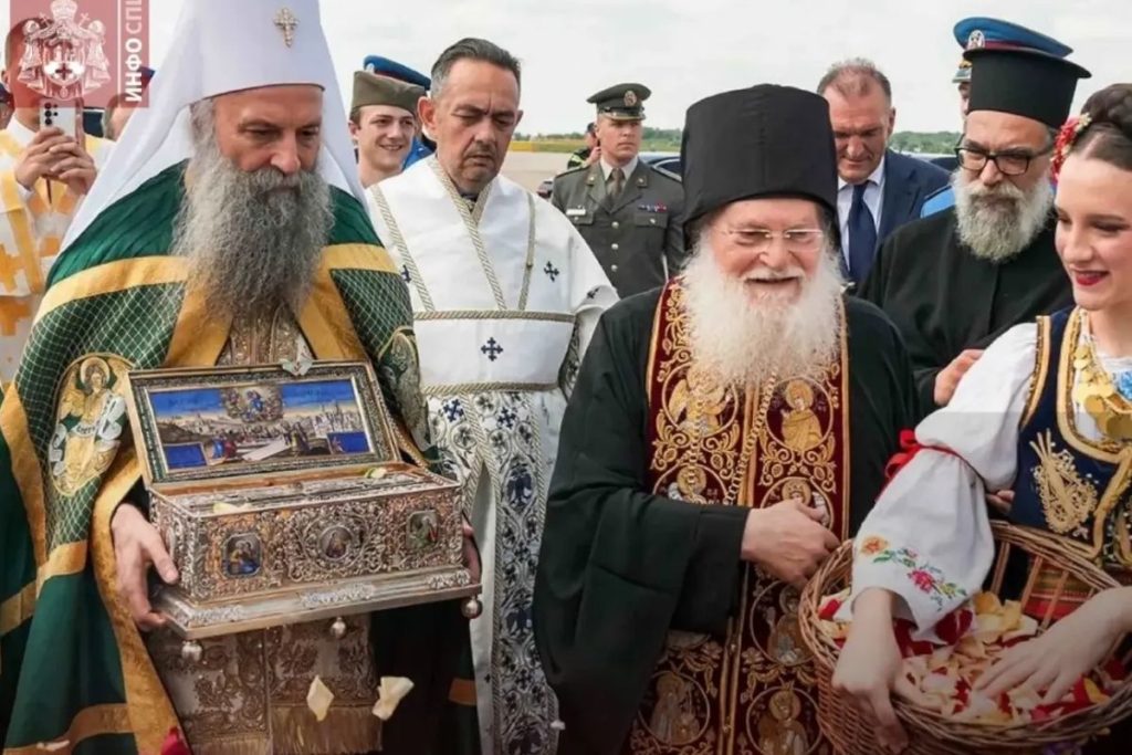 Deo Časnog krsta Gospodnjeg, koji se čuva u grčkom manastiru Vatoped na Svetoj Gori, uskoro bi trebalo da stigne u Srbiju, saopštila je Srpska pravoslavna crkva (SPC).