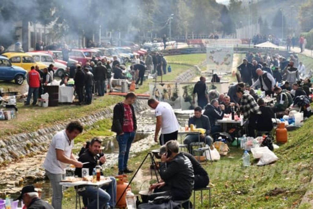Manifestacija „Plodovi Rađevine” okupila je u Krupnju oko 150 izlagača iz različitih krajeva Srbije, a 13. izdanje ove tradicionalne manifestacije obeležili su bogata ponuda domaćih proizvoda, takmičenje u kuvanju gulaša, izložba starih automobila i kulturno-zabavni program.