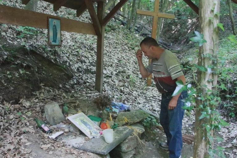 Jedna od najvećih pravoslavnih zaštitnica, Sveta Petka, koja se proslavlja danas prema verovanjima, mnogima je pomogla, pružila spas i onda kad je bilo najpotrebnije uslišila molitve. Ali, za ovu svetiteljku vezana je i legenda da se vernicima koji joj se mole ukazuje kao žena u crnom plaštu i tako predstavlja ili spas, ili kaznu.