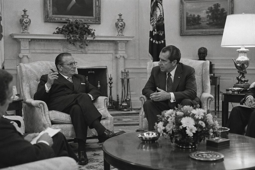 Josip Broz Tito pali tompus tokom razgovora sa Ričardom Niksonom u Ovalnom kabinetu.