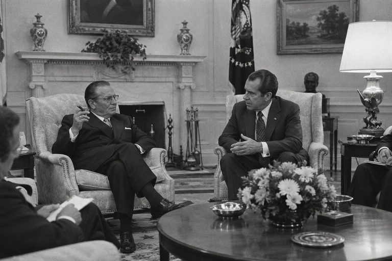 Josip Broz Tito pali tompus tokom razgovora sa Ričardom Niksonom u Ovalnom kabinetu.